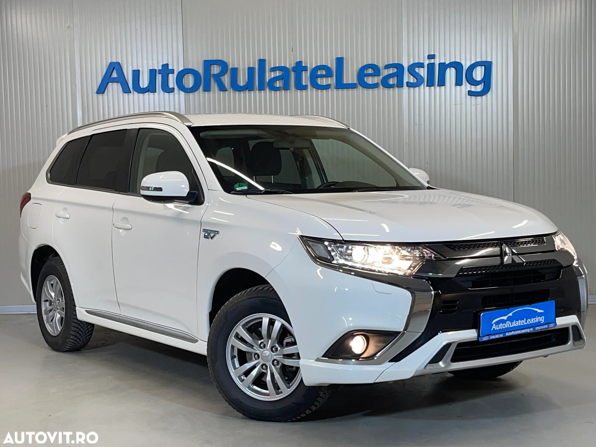 Mitsubishi Outlander 2.4 4WD Plug-In Hybrid - 2