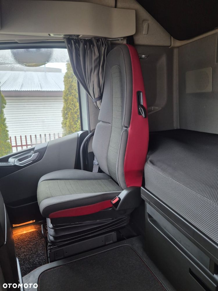 Volvo FH GLOBETROTTER - 32