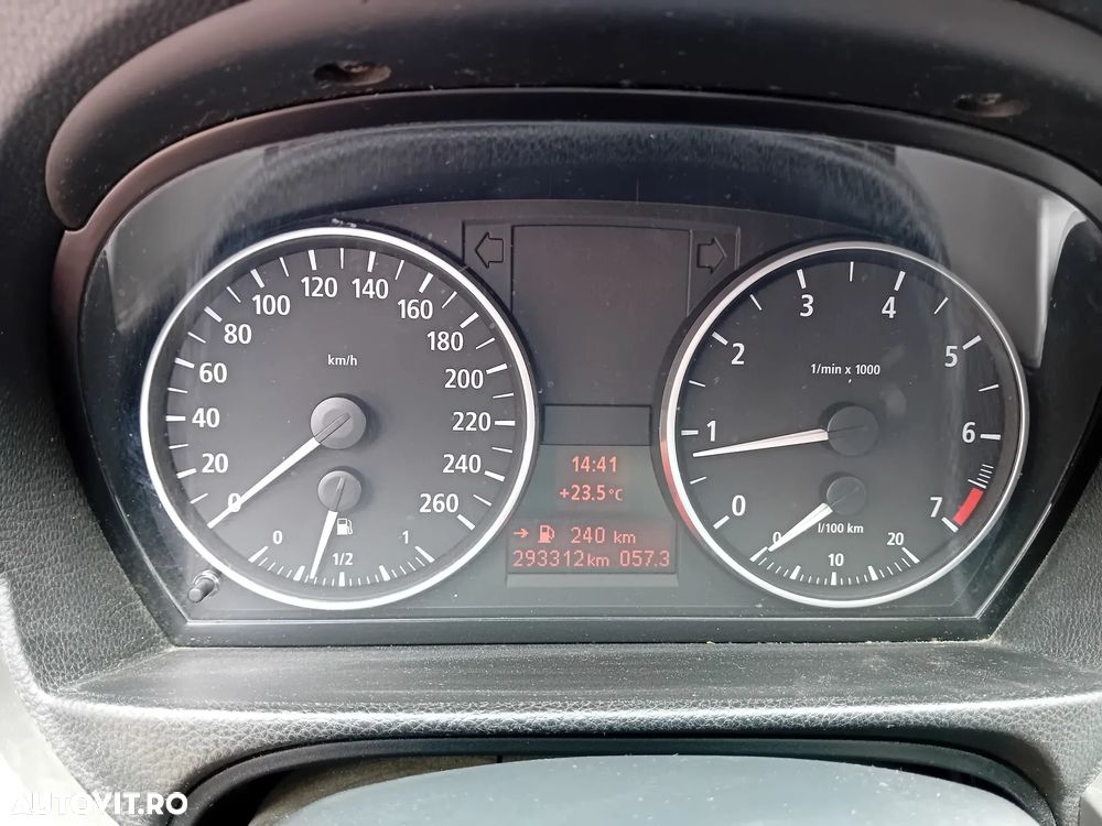 BMW Seria 3 320i Touring - 9
