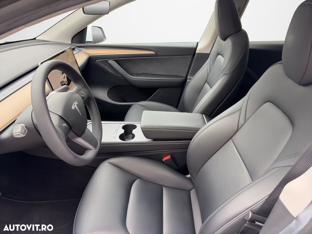 Tesla Model Y - 17