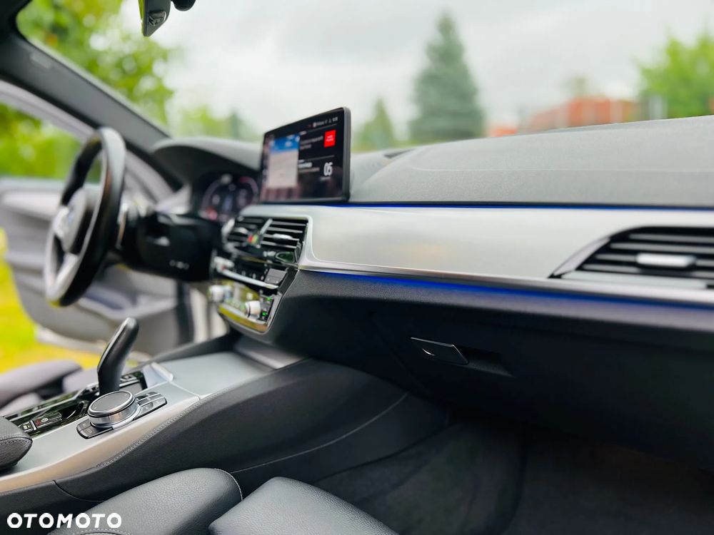 BMW Seria 5 530d xDrive Touring M Sport Edition - 33