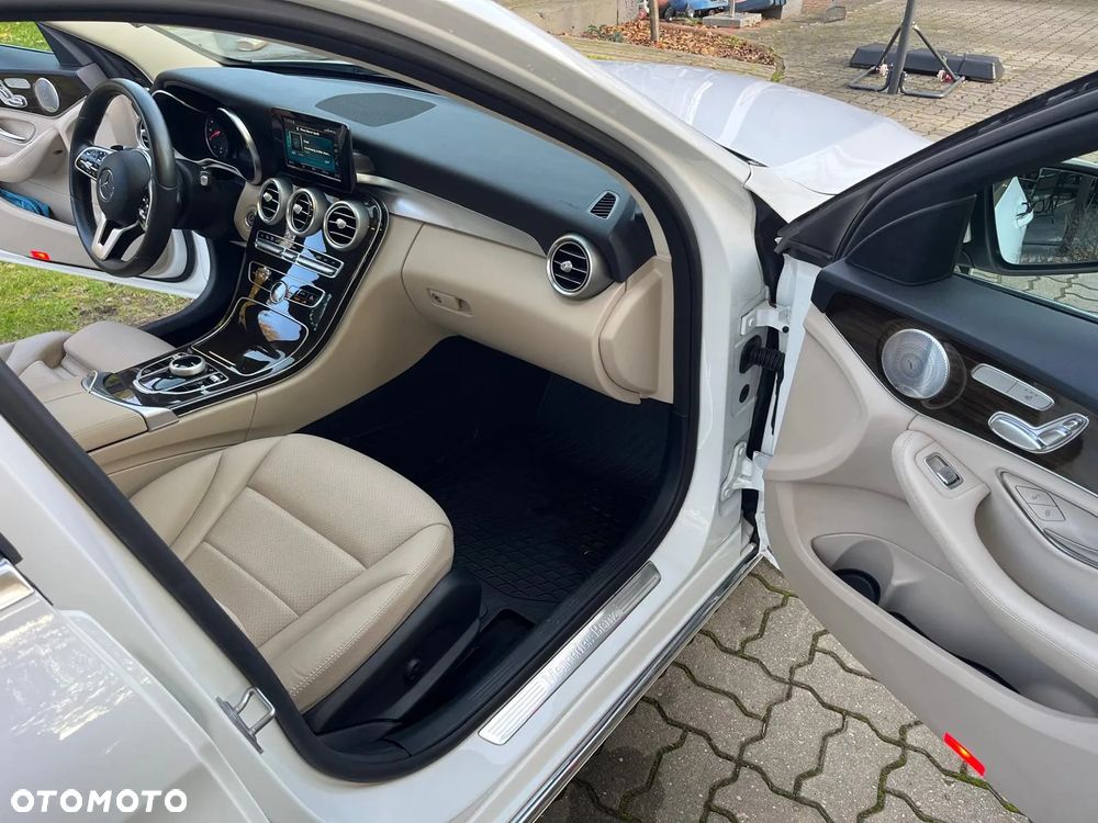 Mercedes-Benz Klasa C 300 4Matic 9G-TRONIC Exclusive - 22