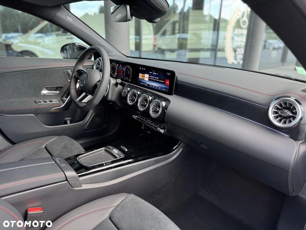 Mercedes-Benz CLA 250 E AMG Line 8G-DCT - 17