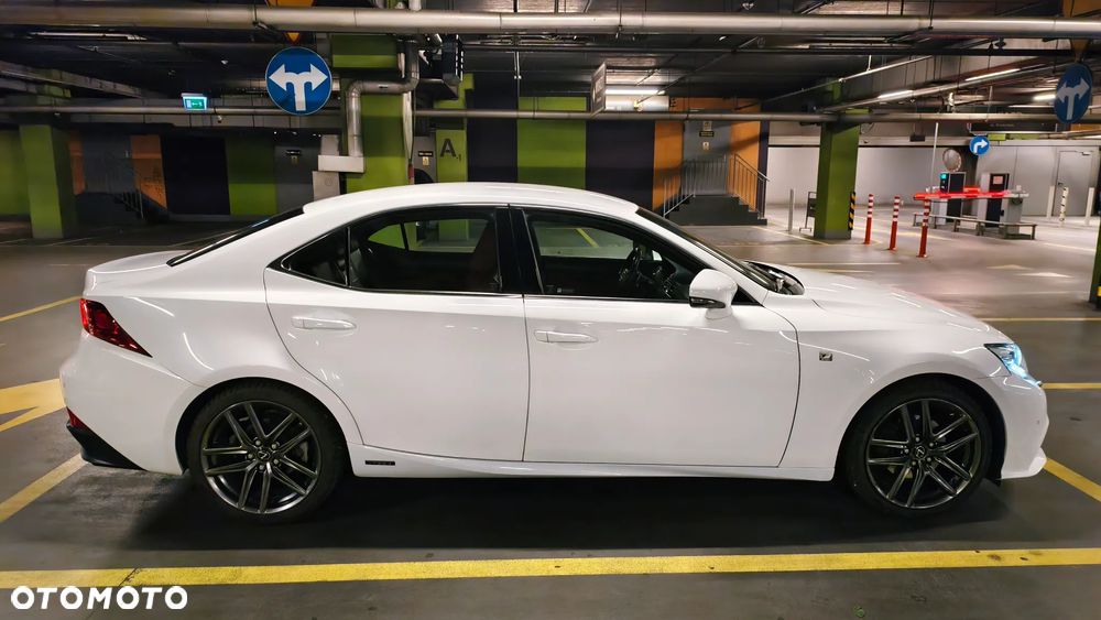 Lexus IS 300h F Sport - 4