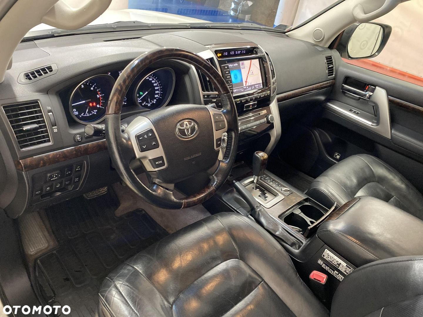 Toyota Land Cruiser - 10