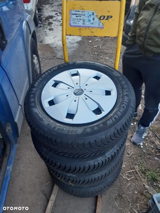 Koła zimowe Audi Q2 81A 205/60R16 6Jx16H2 ET 43 81A601147 5Q0601027AM/AN T-Roc Karoq DOT 3016 - 1