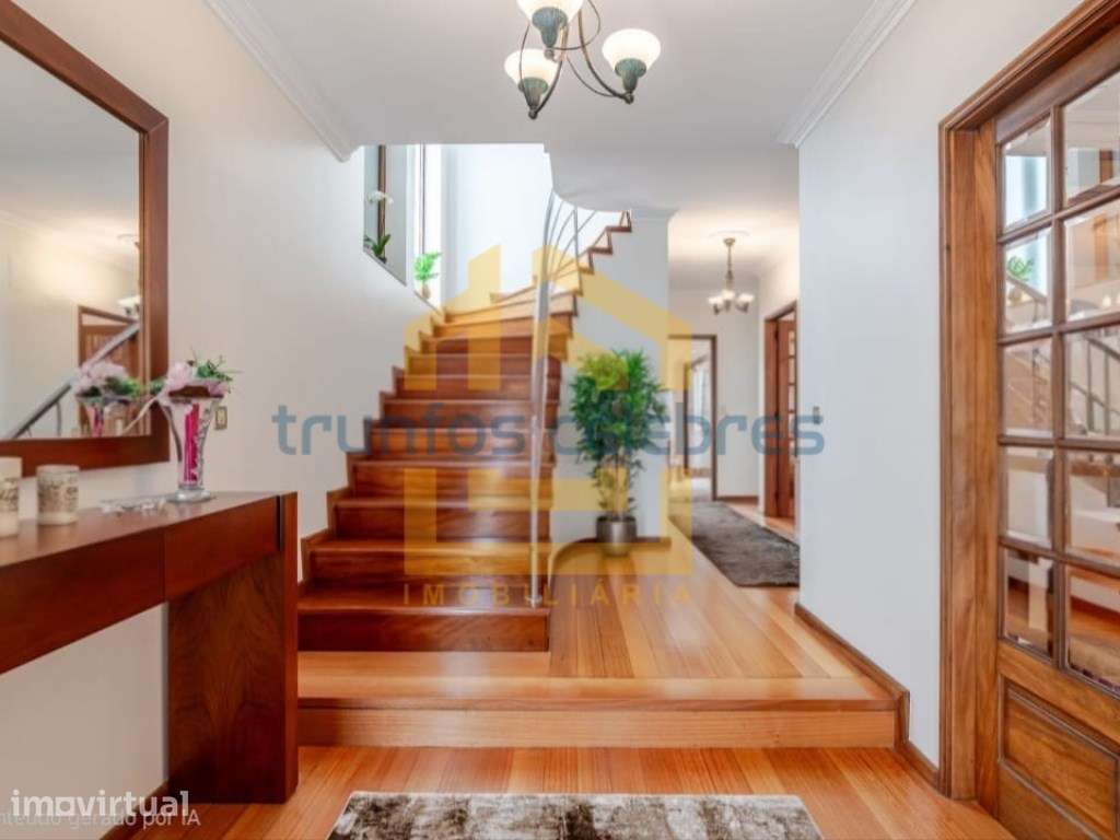 Moradia T4 de 4 Frentes Renovada inserida num lote de 1450m2 | Laún... - Grande imagem: 4/49