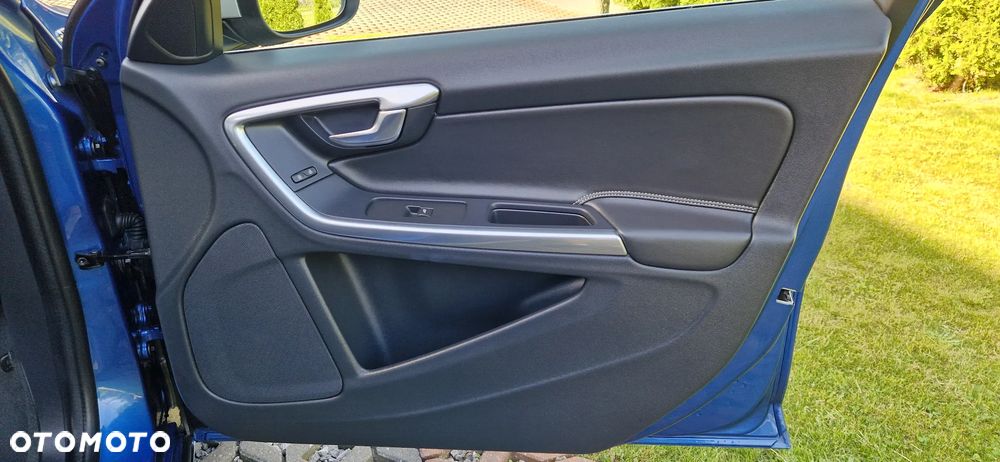 Volvo V60 D6 AWD Plug-in Hybrid Momentum - 32
