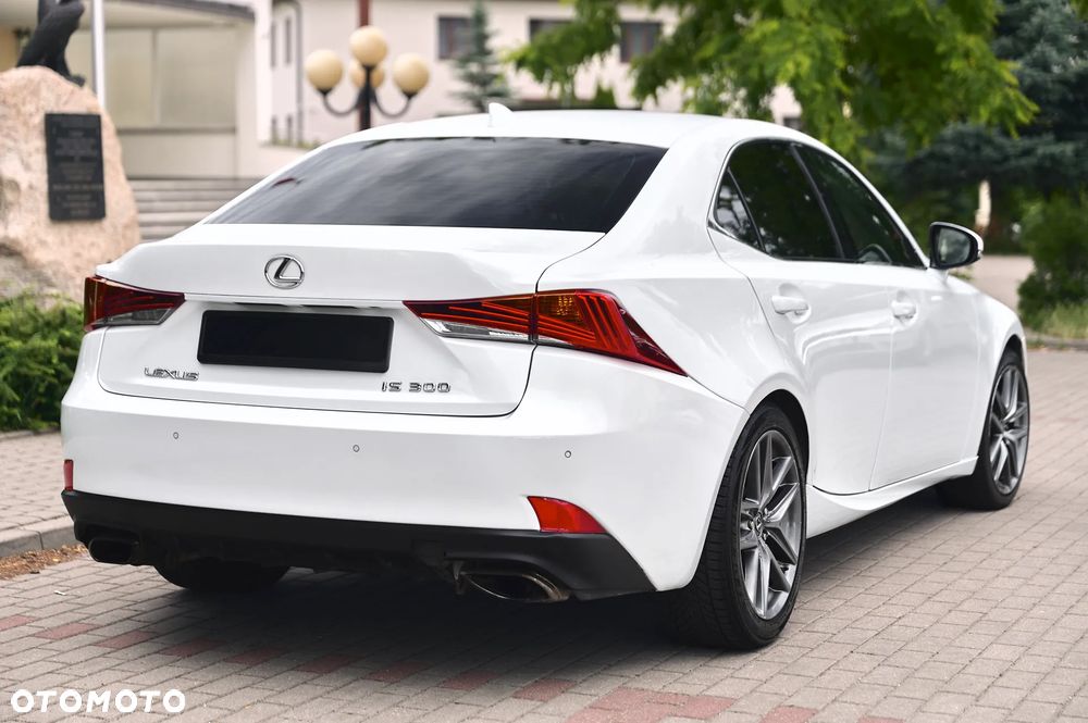 Lexus IS 200t / 300 F Sport - 11