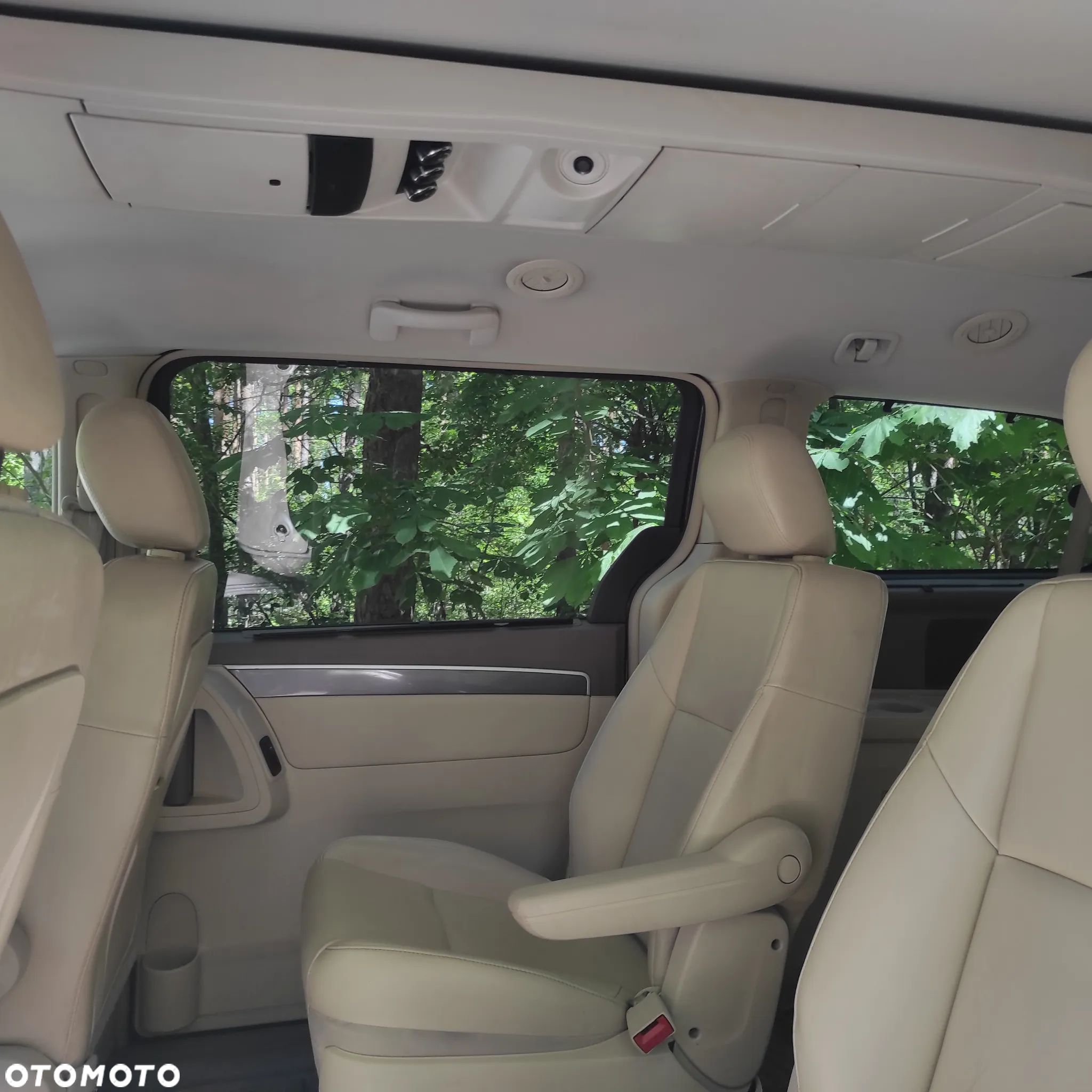 Volkswagen Routan - 1