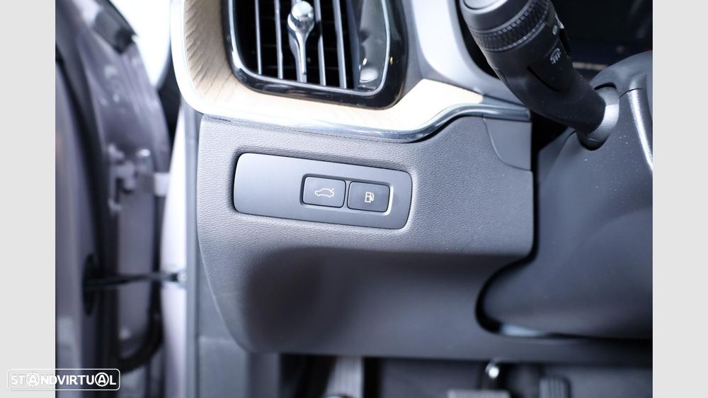Volvo XC 60 2.0 T6 PHEV Plus Dark - 8