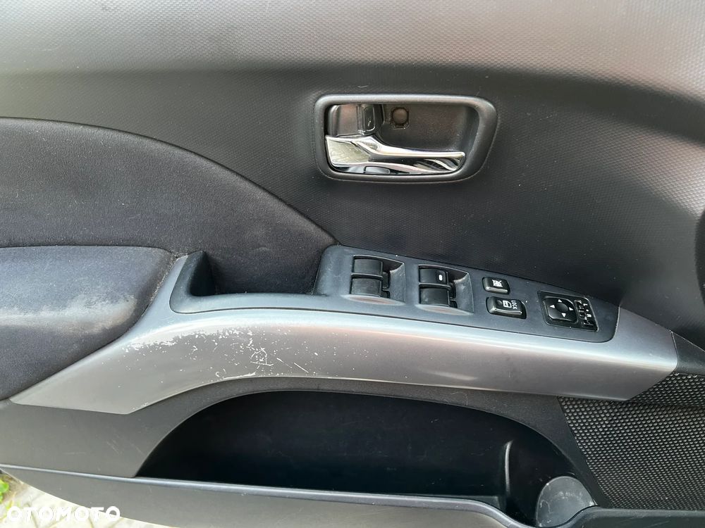 Mitsubishi Outlander - 2