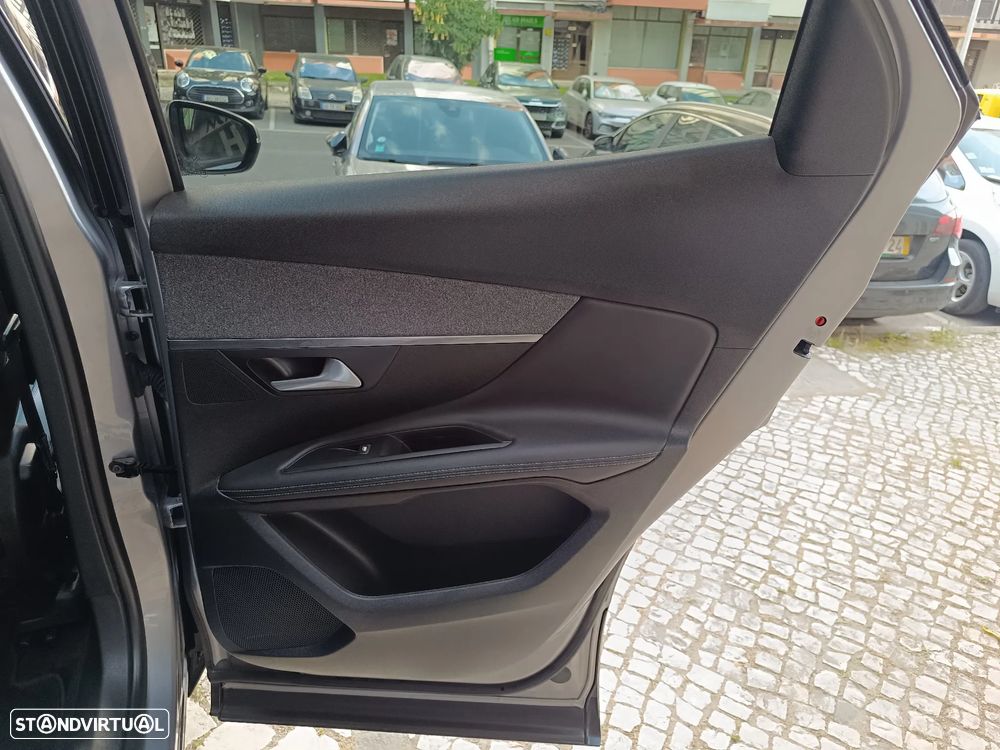 Peugeot 3008 1.2 PureTech Allure EAT8 - 36