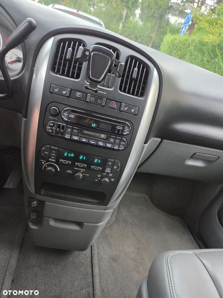 Chrysler Town & Country - 17