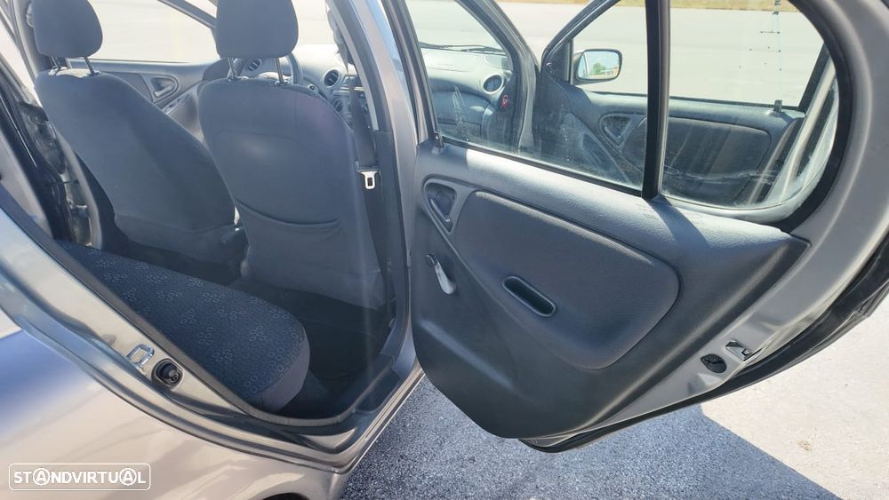 Toyota Yaris 1.0 Sol AC - 12