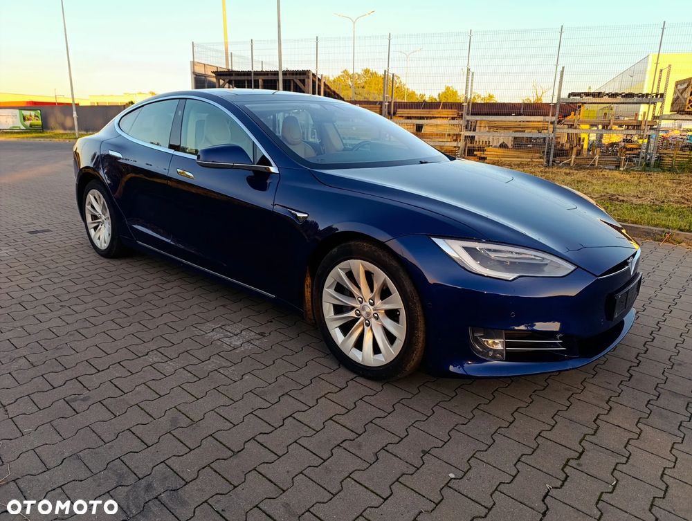 Tesla Model S - 32