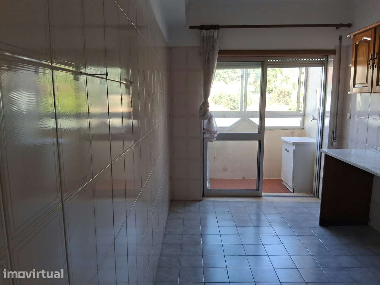 Apartamento T2 com Garagem para Arrendamento | São Martinho do Bispo - Grande imagem: 4/13