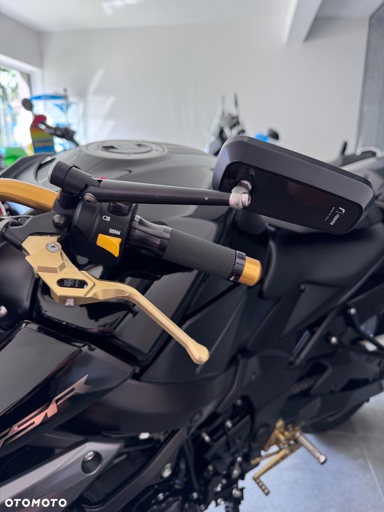 Suzuki GSR - 12