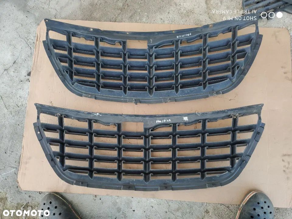 grill atrapa chrysler pacifica - 2