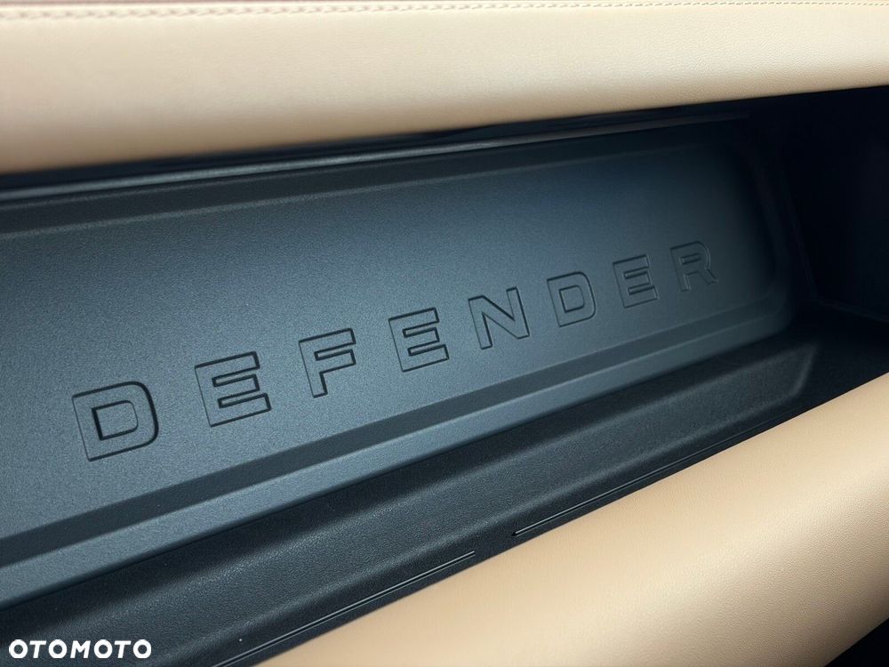 Land Rover Defender - 21