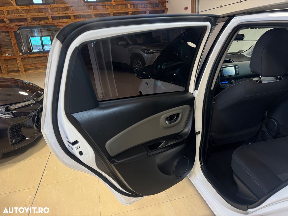 Toyota Yaris 1.5 VVT-i HSD Bi-Tone G&B - 27