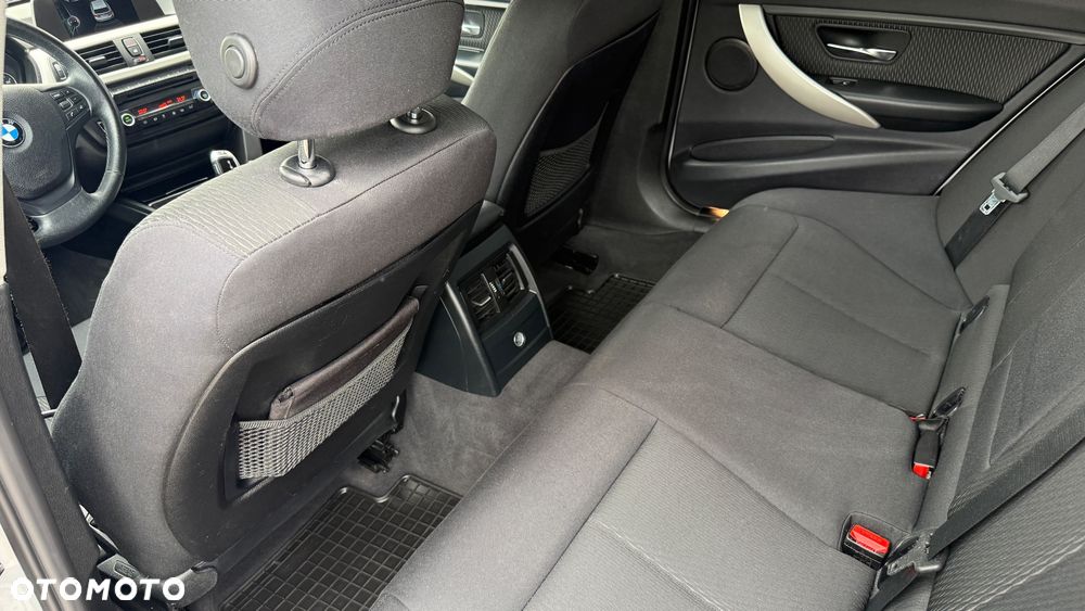 BMW Seria 3 318d Sport Line - 24