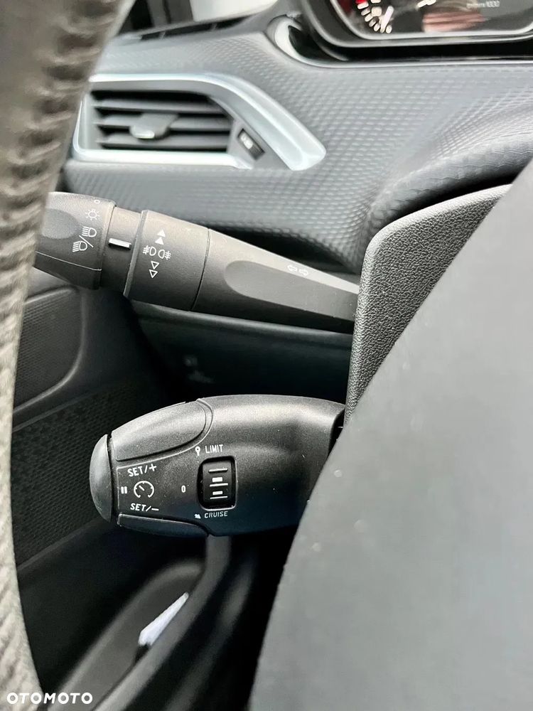 Peugeot 2008 1.2 Pure Tech Style S&S - 28