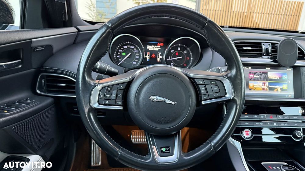Jaguar XE 2.0 Portfolio - 23