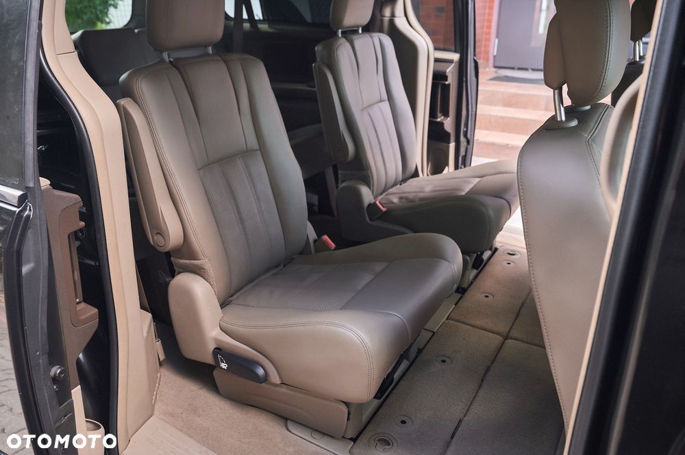 Chrysler Town & Country 3.6 Limited - 32