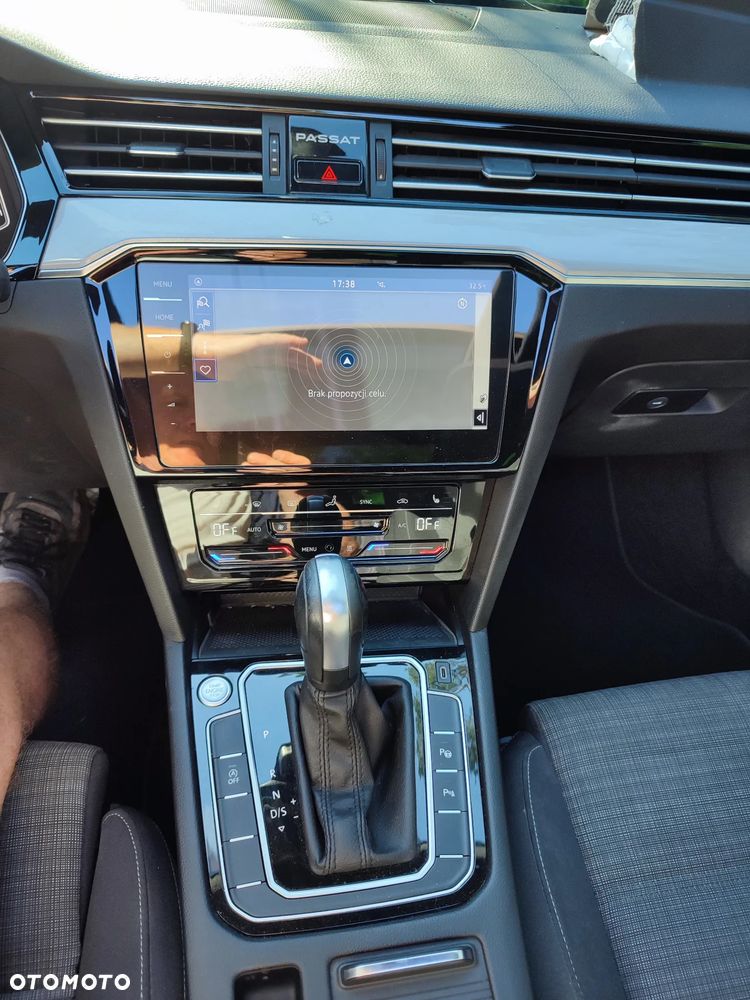 Volkswagen Passat Variant 2.0 TDI SCR DSG Elegance - 16