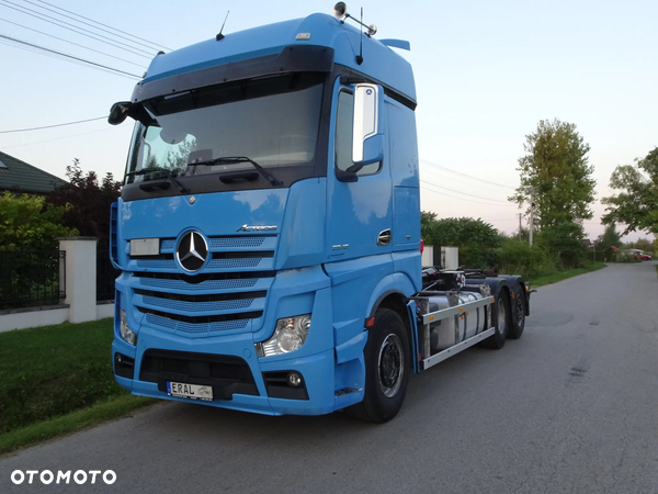 Mercedes-Benz Actros 2546 hakowiec 6x2 Os Skretna Podnoszona Idealny z Niemiec Hakowiec Multilift Hoklift 21T