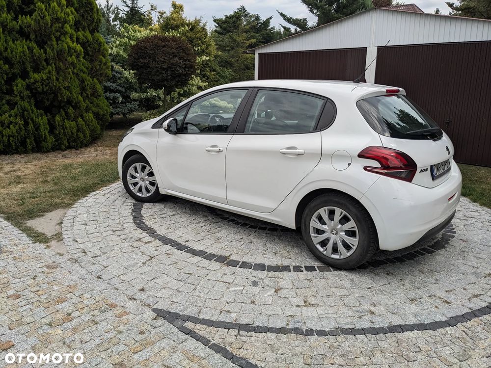 Peugeot 208 - 8