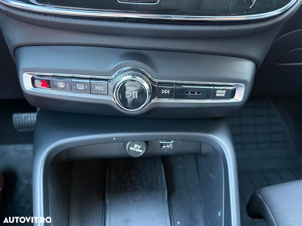 Volvo XC 40 B4 AT8 Mild Hybrid Momentum Pro - 28