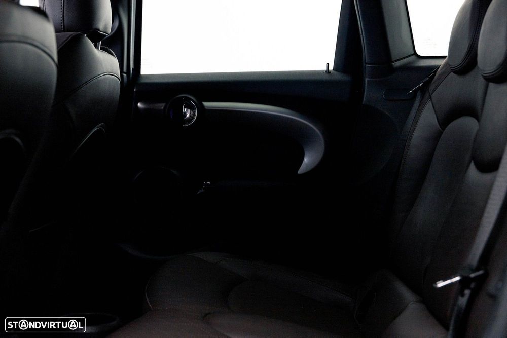 MINI 5 Portas Cooper D Auto - 17