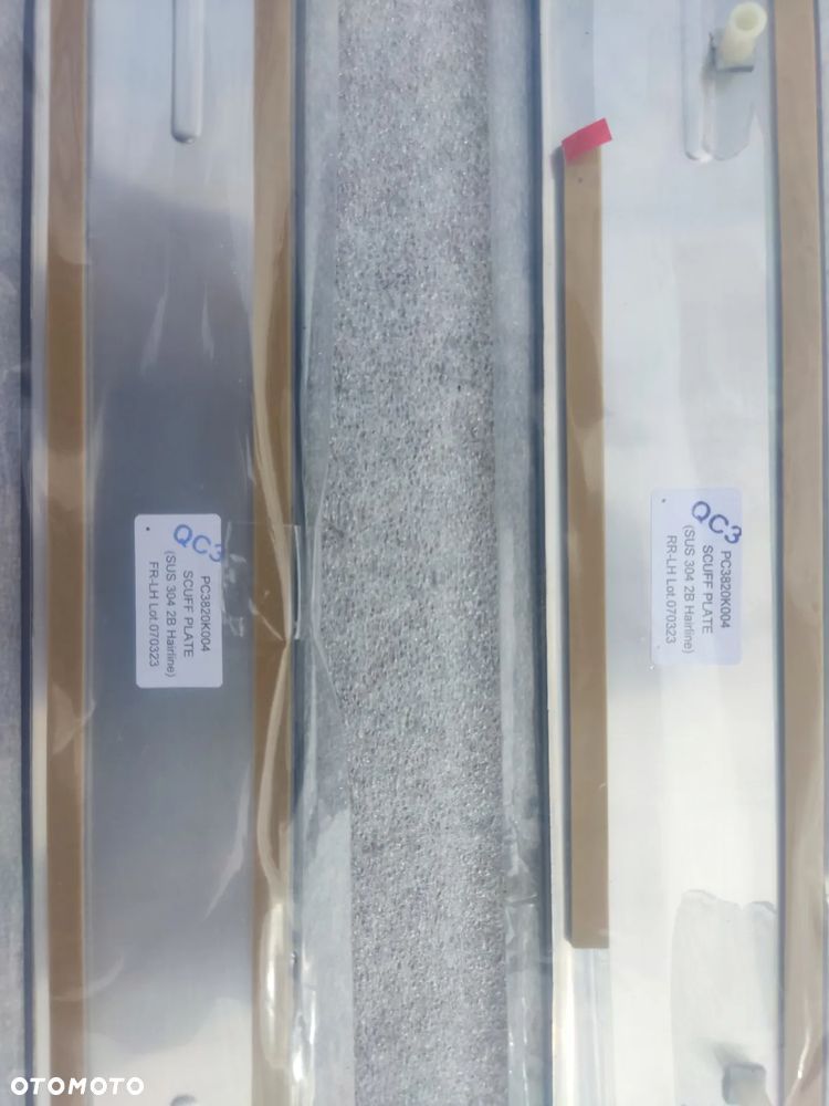 NAKŁADKI LISTWY PROGOWE TOYOTA HILUX 2015-  PC3820K004 - 3