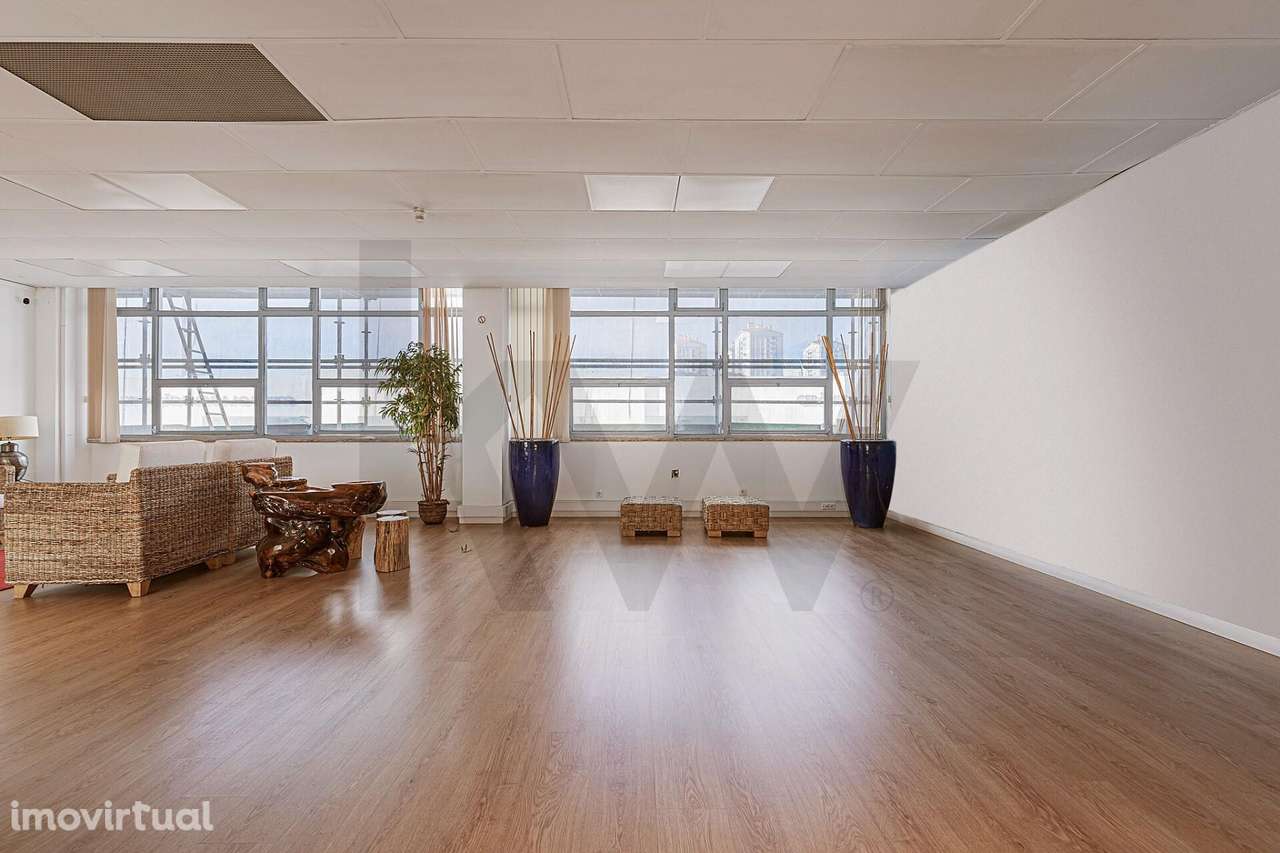 NAVE / ESCRITÓRIO DE AMPLOS E LUMINOSOS 700M2 NA AV. INFANTE D. HENRIQ - Grande imagem: 4/35