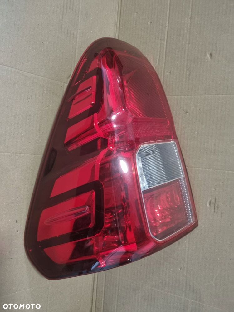 Lampa lewa Tylna tył TOYOTA HILUX VIII 8 15R- - 1