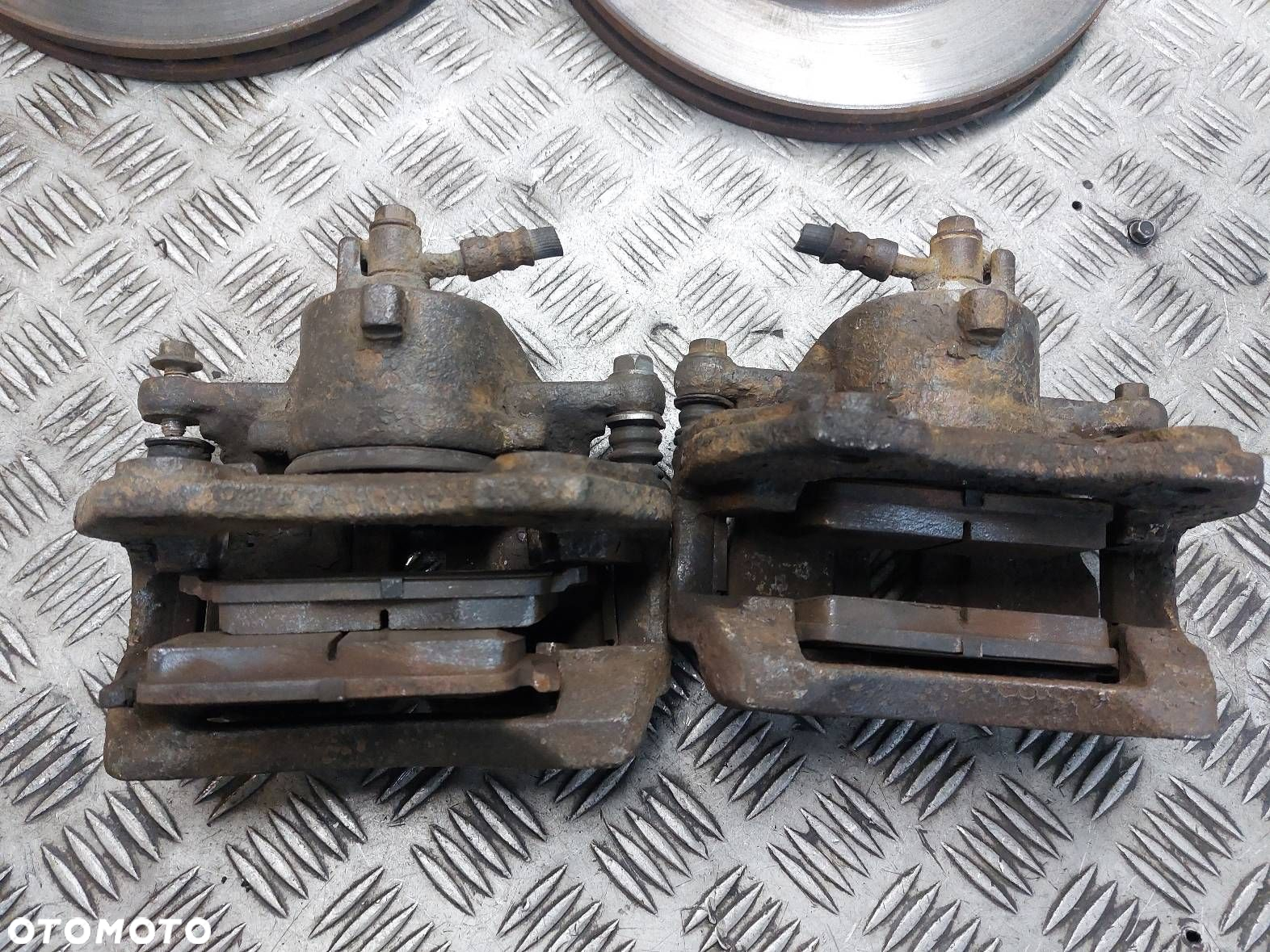 TARCZE HAMULCOWE PRZÓD + KLOCKI + ZACISKI NISSAN ALMERA N16 1.8 16V - 2