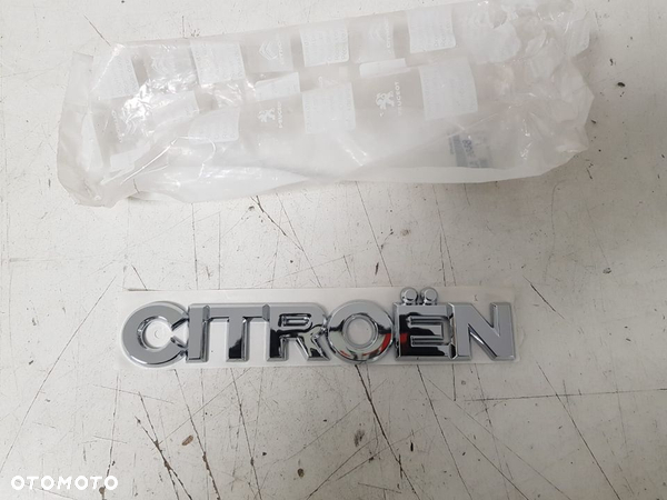CITROEN BERLINGO II 02-17 NAPIS NA TYLNĄ KLAPĘ NOWY ORYGINAŁ 8665AL