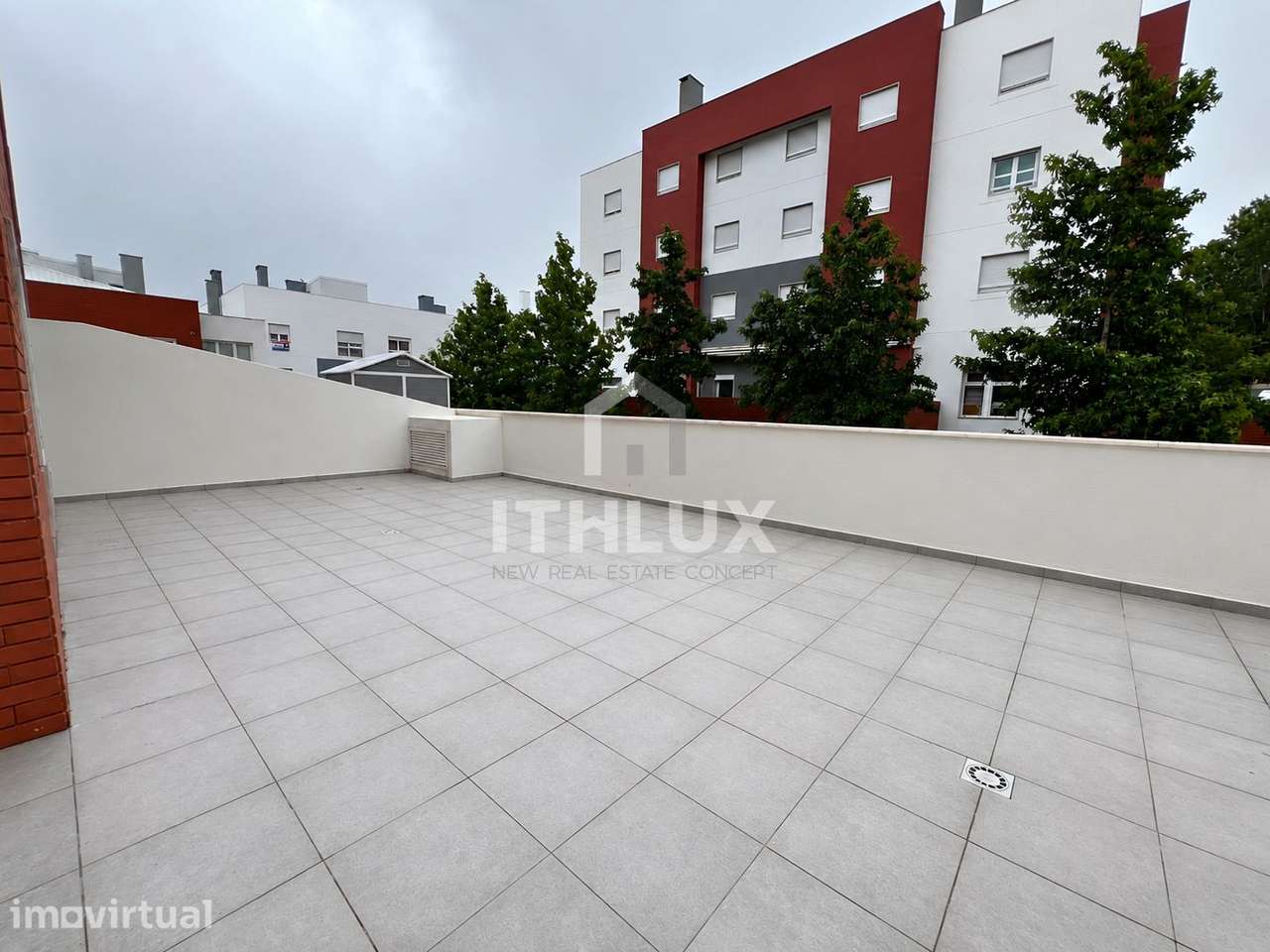 T2 com Suíte e Terraço Privativo de 60 m² — Urbanização Casas do Lago, - Grande imagem: 4/28