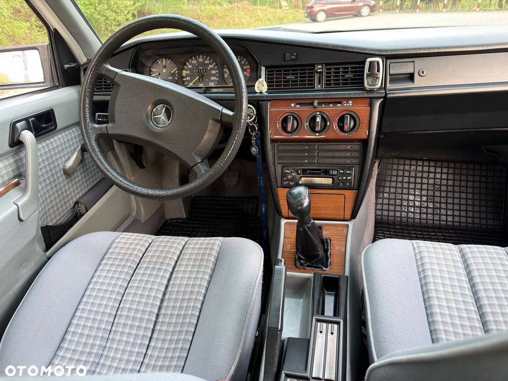 Mercedes-Benz W201 (190) - 7
