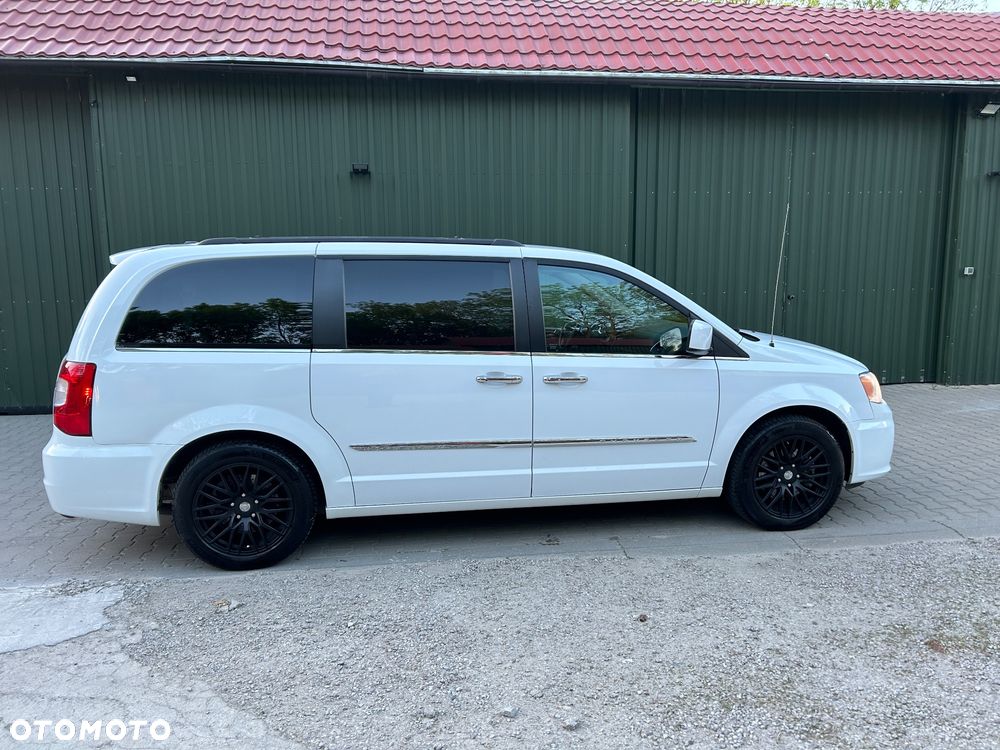 Chrysler Town & Country - 7