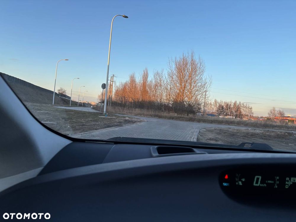 Toyota Prius (Hybrid) - 19
