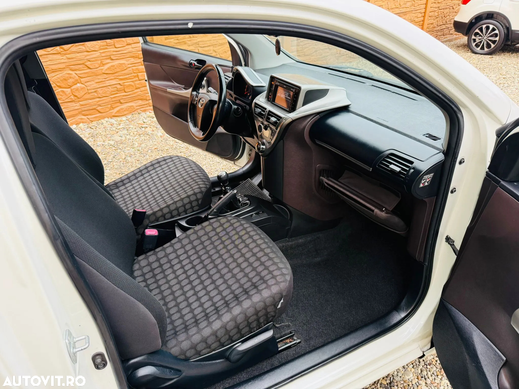 Toyota iQ - 6