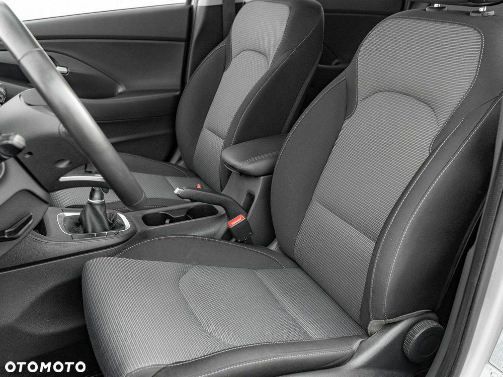 Hyundai i30 1.5 DPI Classic + - 15