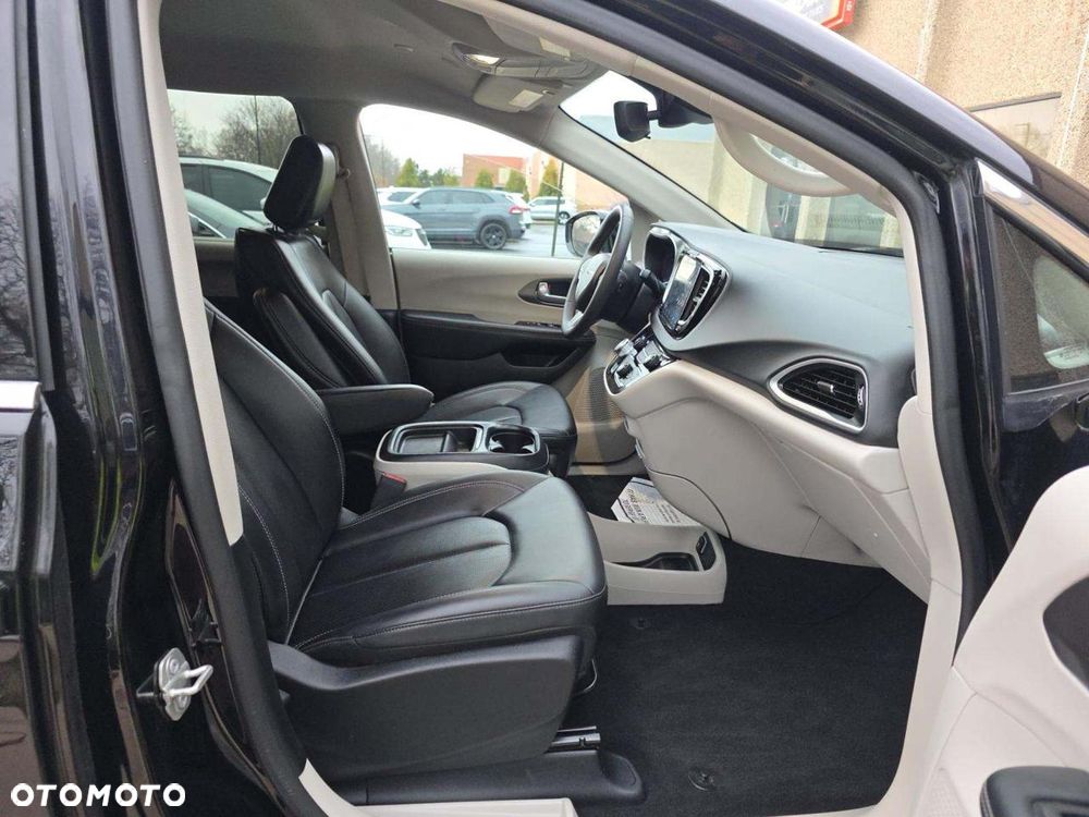 Chrysler Pacifica - 11