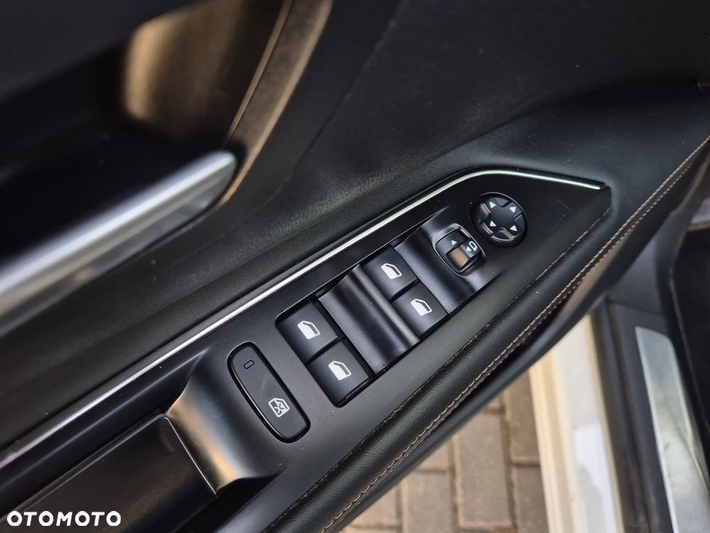 Peugeot 3008 1.6 PureTech HYbrid GT Line S&S EAT8 - 22