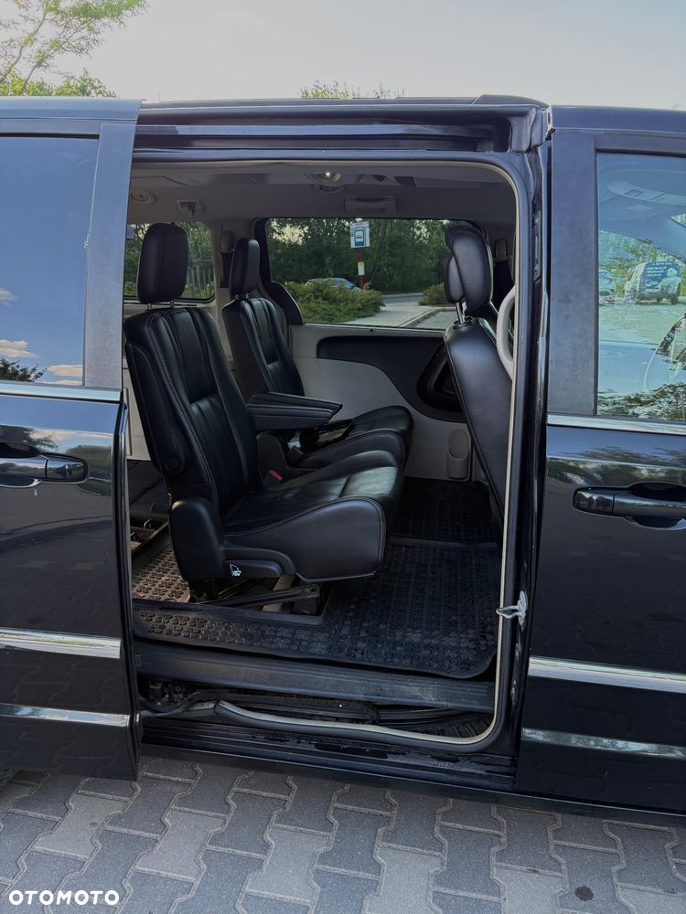 Chrysler Town & Country - 8