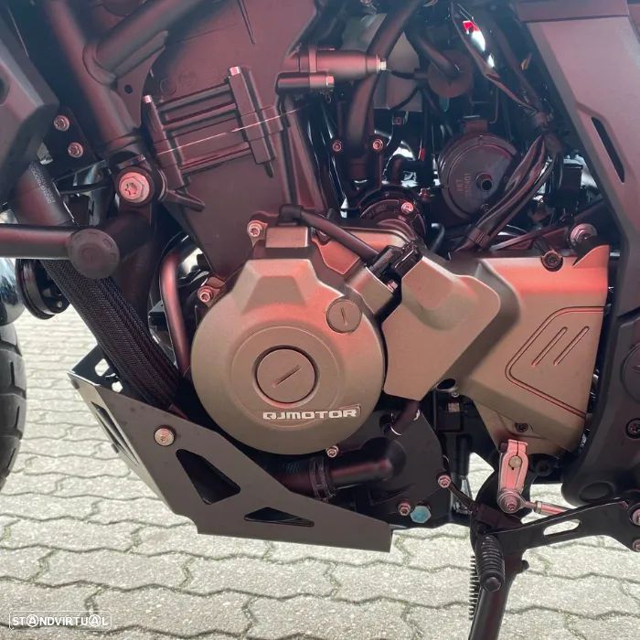 QJ Motor SRT 600SX com 6 anos de garantia + kit de malas original - 7