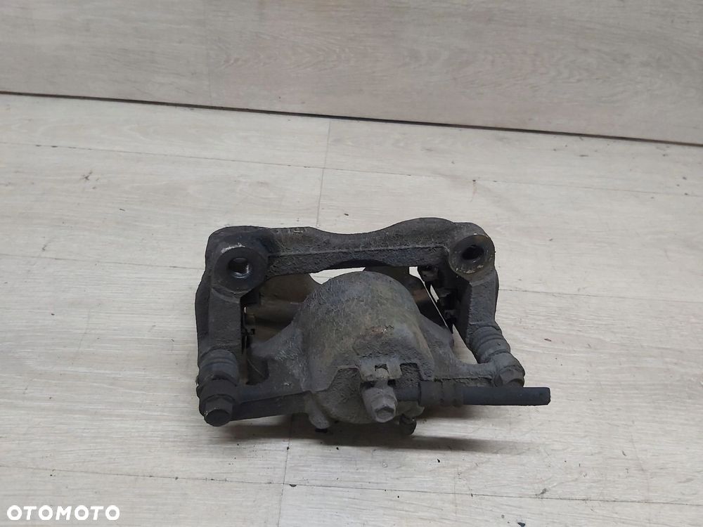 Nissan Qashqai I J10 zacisk jarzmo lewy przód 1,5 dCi - 2